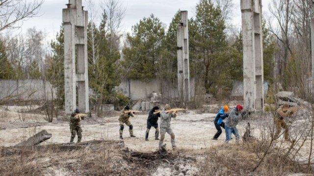 <p>
	Тренировка на отряда за териториална защита на Украйна.<em> Снимка:&nbsp;Ethan Swope/Bloomberg</em></p>
