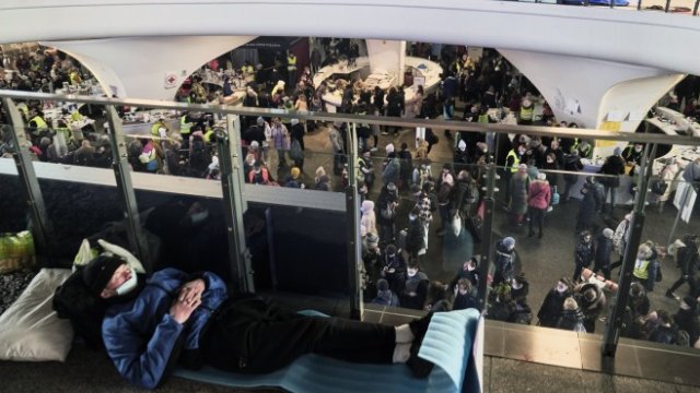 <p>
	Украински бежанци на гарата във Варшава. Снимка: Bloomberg LP</p>
