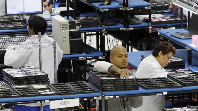 <p>
	По време на пика си заводът е имал над 3800 служители. <em>Снимка: Ройтерс</em></p>
