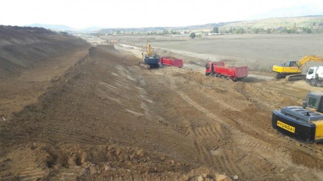 <p>
	Строителство по трасето на автомагистрала &bdquo;Струма&ldquo; в участъка между Благоевград и Крупник, ноември 2017 г. <em>Снимка: АПИ</em></p>
