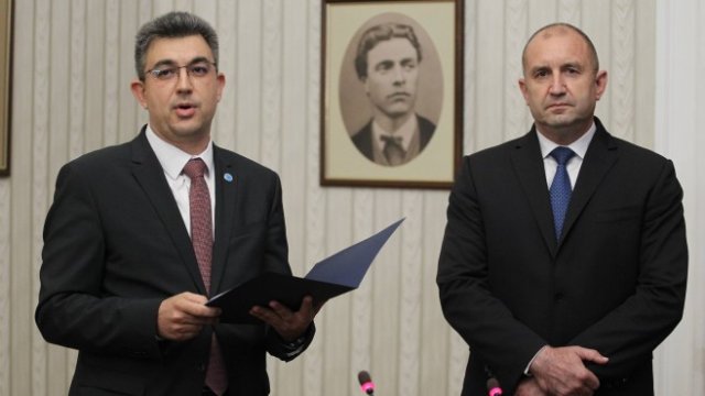 <p>
	Номинираният за премиер Пламен Николов (вляво) и държавният глава Румен Радев.<em> Снимка: Димитър Кьосемарлиев, Investor Media Group</em></p>
