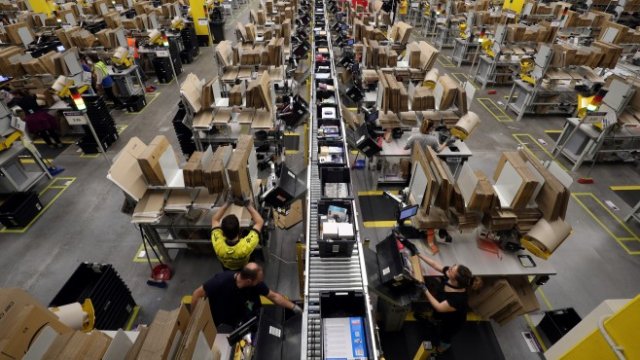 <p>
	<em>Работници в разпределителния център на Amazon в Испания, Снимка: Ройтерс</em></p>
