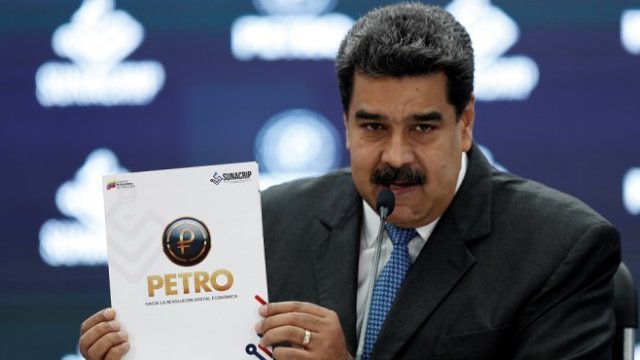 <p>
	Президентът на Венецуела Николас Мадуро представя официално петрото. <em>Снимка: Ройтерс</em></p>
