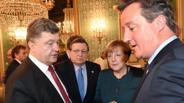 <p>
	Порошенко разговаря с европейските лидери Жозе Мануел Барозу, Ангела Меркел и британският премиер Дейвид Камерън (на снимката отляво надясно) преди началото на ASEM в Милано. Снимка: <em>ЕК</em></p>
