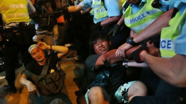 <p>
	Днес имаше нови сблъсъци между протестиращите и полицията в Хонконг. <em>Снимка: Ройтерс</em></p>
