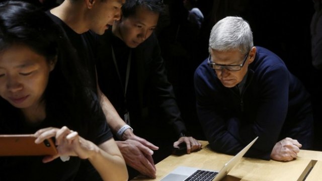 <p>
	Главният изпълнителен директор на Apple Тим Кук.&nbsp;<em>Снимка: Ройтерс</em></p>
