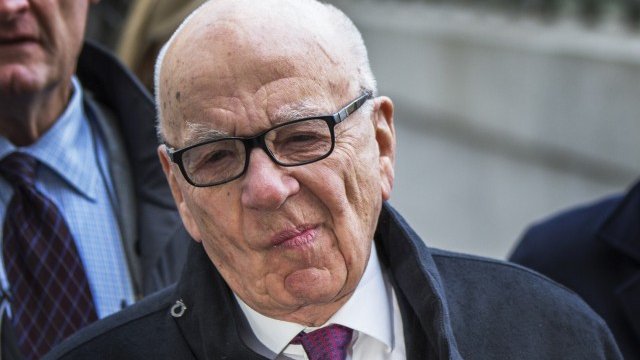 <p>
	Собственикът на 21st Century Fox пристига във Върховния съд на Ню Йорк за развода с бившата си вече съпруга в края на 2013 г., Снимка: <em>Ройтерс</em></p>
