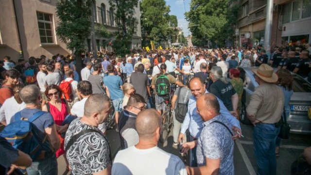 <p>
	Миналата седмица стотици протестираха пред сградата на съвета срещу номинацията на Иван Гешев.<em> Снимка: Димитър Кьосемарлиев, Investor Media Group</em></p>
