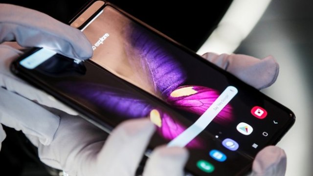 <p>
	Първият огъващ се смартфон на Samsung - Galaxy Fold. <em>Снимка: Архив Ройтерс</em></p>
