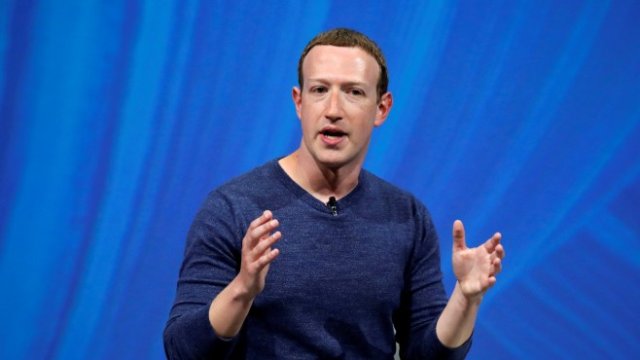 <p>
	Oснователят и главният изпълнителен директор на Facebook&nbsp;Марк Зукърбърг говори по време на конференцията Viva Tech start-up and technology summit в Париж. <em>Снимка: архив Ройтерс</em></p>
