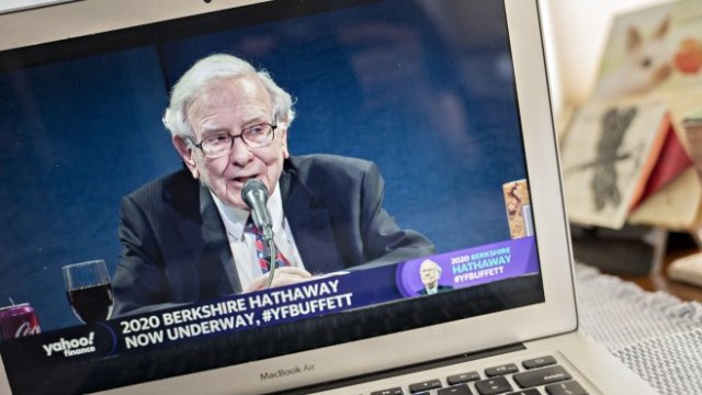 <p>
	<em>Уорън Бъфет. Снимка:&nbsp;Andrew Harrer/Bloomberg</em></p>
