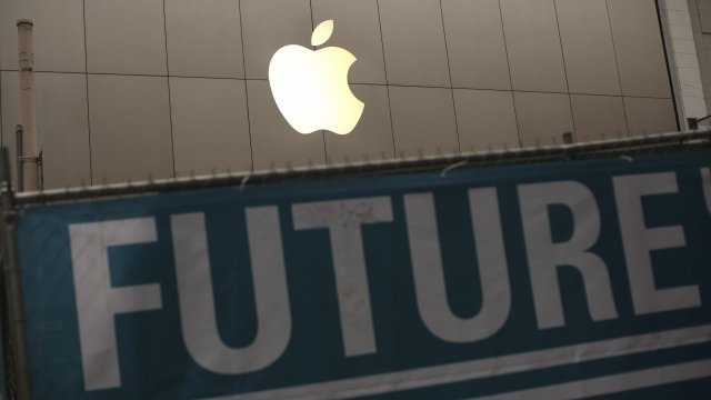 <p>
	Бъдещето пред&nbsp;Apple изглежда малко по-мрачно.<em> Снимка: Ройтерс</em></p>
