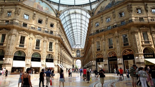 <p>
	Galleria Vittorio Emanuele трябва да стане витрината на италианския лукс. <em>Снимка: Getty Images</em></p>
