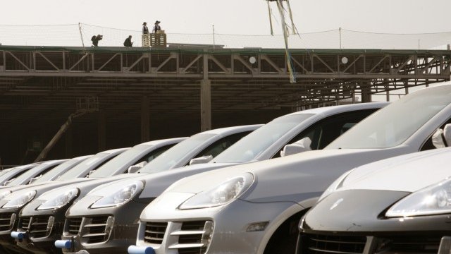 <p>
	Над 100 хил. коли от модела Cayenne може да имат дефект при фаровете.<em> Снимка: Ройтерс</em></p>
