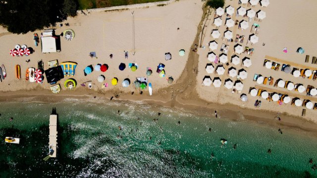 Летовници на плажа в Парга, Гърция. Снимка: Milos Bicanski/Getty Images