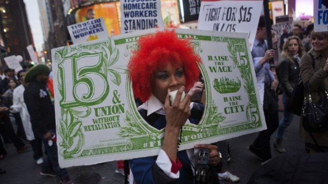 <p>
	Протест в Ню Йорк в подкрепа на минимална почасова ставка от 15 долара. <em>Снимка: Bloomberg</em></p>
