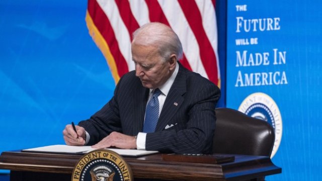 <p>
	Новият президент започна ударно мандата си. <em>Снимка: Bloomberg</em></p>
