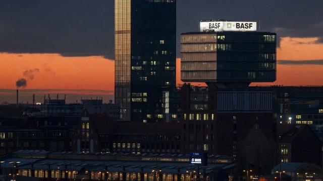 <p>
	Най-голямата химическа компания в света BASF вече реагира на променящите се пазарни условия.&nbsp; <em>Снимка: Ройтерс</em></p>
