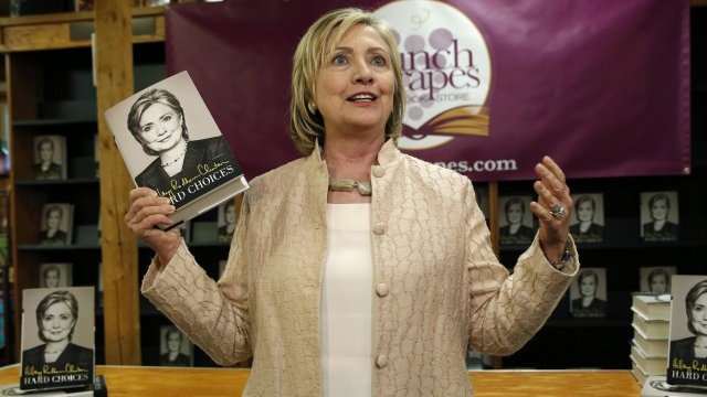 <p>
	Клинтън при представянето на автобиографичната си книга &quot;Трудни решения&quot;. <em>Снимка: Ройтерс</em></p>
