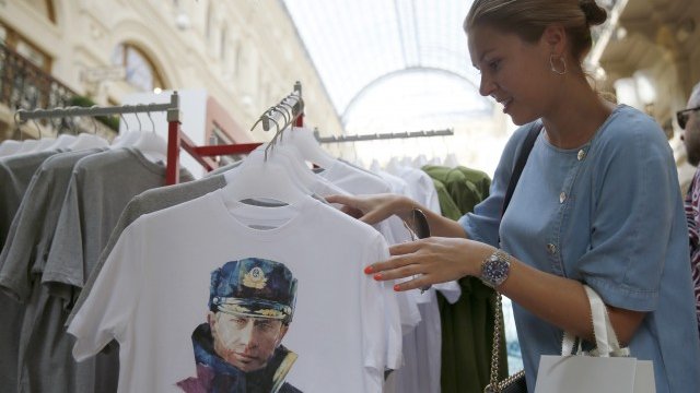 <p>
	В Крим на мода това лято са тениски с лика на Путин. <em>Снимка: Ройтерс</em></p>
