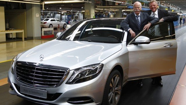 <p>
	Цетче и новата С класа. <em>Снимка: Ройтерс</em></p>
