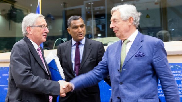 <p>
	Джефри ван Орден (вдясно) с председателя на ЕК Жан-Клод Юнкер (вляво). <em>Снимка: Getty</em></p>
