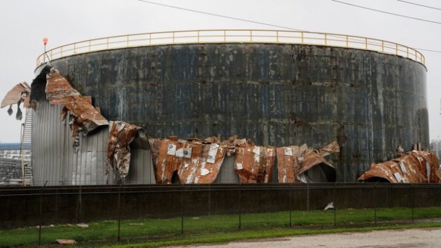 <p>
	<em>Петролен резервоар, повреден от &quot;Харви&quot;.&nbsp;</em><em>Снимка: Ройтерс</em></p>
