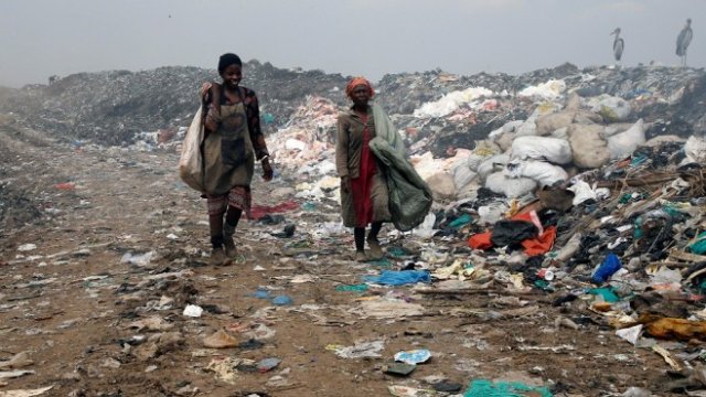 <p>
	<em>Клошари търсят отпадъци за рециклиране на бунище край Найроби. Снимка: Ройтерс</em></p>
