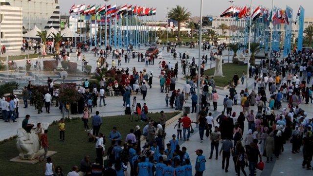 <p>
	<em>Хора на Международния панаир в Дамаск, 20 август. Снимка: Ройтерс</em></p>
