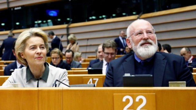 <p>
	Председателят на Европейската комисия Урсула фон дер Лайен и нейният първи заместник и еврокомисар по въпросите за климата Франс Тимерманс.<em> Снимка: Ройтерс</em></p>
