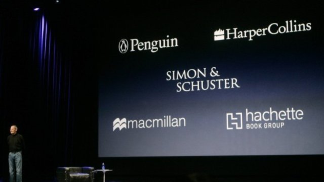 <p>
	Покойният вече основател на Apple Стив Джобс представя част от издателите, които лицензират iBook. <em>Снимка: Архив Ройтерс</em></p>
