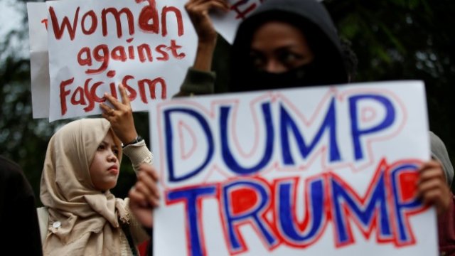 <p>
	Продължават протестите срещу указа в цялата страна. <em>Снимка: Ройтерс</em></p>
