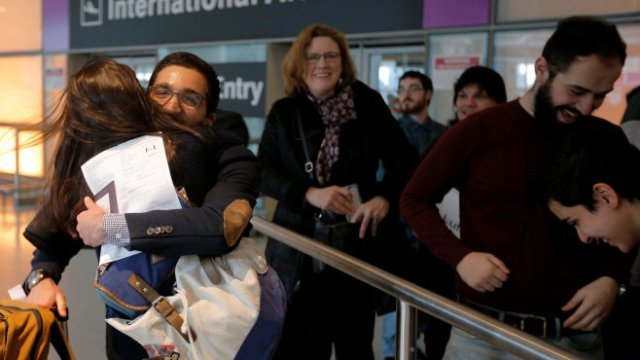 <p>
	Бехнан Партопур, студент от Иран в Worcester Polytechnic Institute (WPI), е посрещнат на летището Logan Airport в Масачузетс от сестра си Бахар. &nbsp;<em>Снимка: Ройтерс</em></p>
