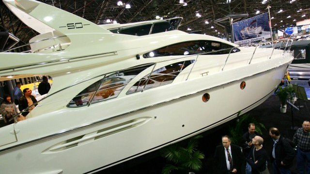 <p>
	<span style="font-family: Tahoma, Verdana, Geneva, Arial, Helvetica, sans-serif; ">Azimut е най-ценният лускозен бранд за яхти.<em> Снимка: Ройтерс</em></span></p>
