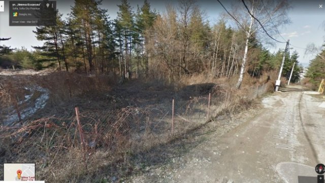 <p>
	Едният парцел от 2,5 дка. <em>Снимка: Google street view</em></p>
