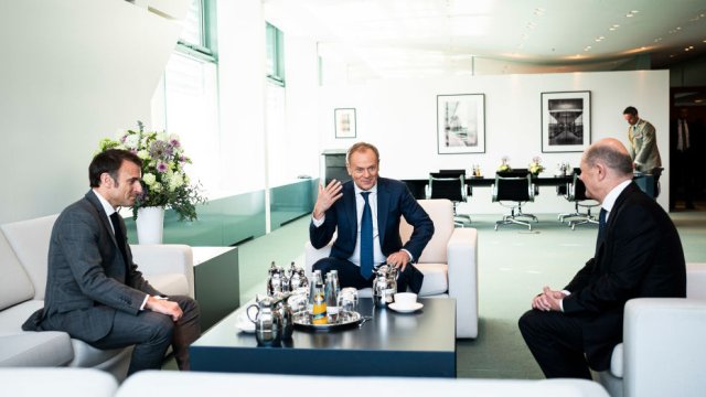 От ляво надясно: Макрон, Туск и Шолц. Снимка: Steffen Kugler/Bundesregierung via Getty Images