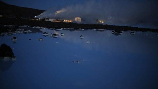 <p>
	Малка геотермална електроцентрала в близост до Лаугарватн, Исландия. <em>Снимка: архив Ройтерс</em></p>
