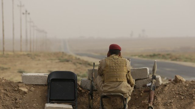 <p>
	Кюрдски боец на пост наблюдава позициите на бойци на &bdquo;Ислямска държава&ldquo; в близост до Мосул в Северен Ирак. <em>Снимка: Ройтерс</em></p>
