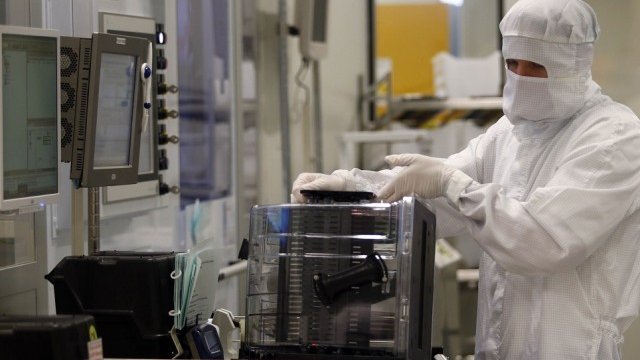 <p>
	Служител във фабрика на Infineon. <em>Снимка: архив Ройтерс</em></p>
