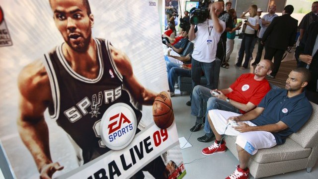 <p>
	Традиционният бранш се уповава на &quot;хардкор&quot; геймърите. <em>Снимка: Getty Images Sport</em></p>
