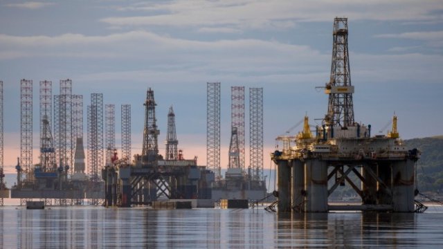 <p>
	След като изпадна в мечи пазар в края на ноември поради появата на новия щам омикрон, петролът премина през частичен обрат през декември.&nbsp;<em>Снима:&nbsp;Jason Alden/Bloomberg</em></p>
