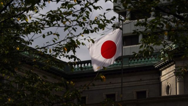 <p>
	Към момента централната банка на страната е предложила инжекция на обща стойност 11 трилиона йени, ако се включи и офертата за 2 трилиона йени , направена в понеделник.&nbsp;<em>Снимка:&nbsp;Toru Hanai/Bloomberg</em></p>
