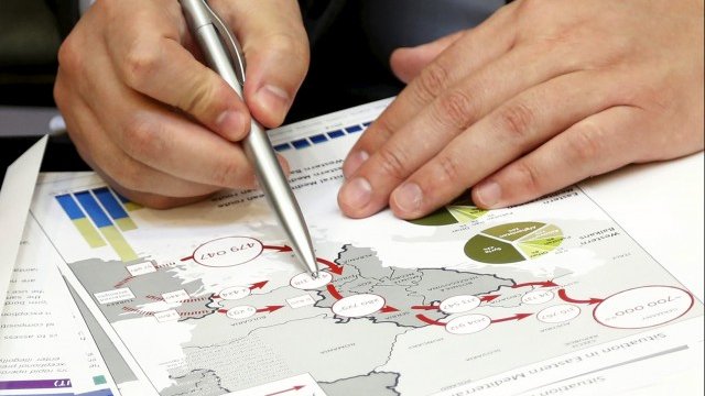 <p>
	Сръбският премиер Александър Вучич чертае маршрута на бежанците на карта на Балканите. <em>Снимка: Ройтерс</em></p>
