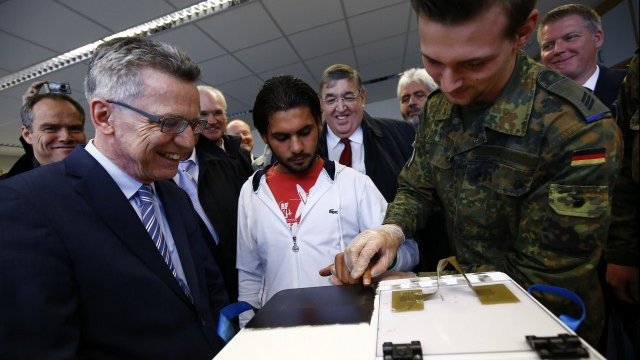 <p>
	Германски граничар обработва данните на влизащите бежанци. <em>Снимка: Ройтерс</em></p>
