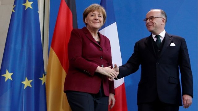 <p>
	<em>Снимка:&nbsp;Меркел на пресконференция с френския министър-председател Бернар Казньов. Архив, Ройтерс</em></p>
