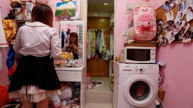 <p>
	Местният модел Манман Лук, която живее в жилище от 9 кв. м, за което плаща месечен наем от приблизително 606 щатски долара. <em>Снимка:&nbsp;Ройтерс</em></p>
