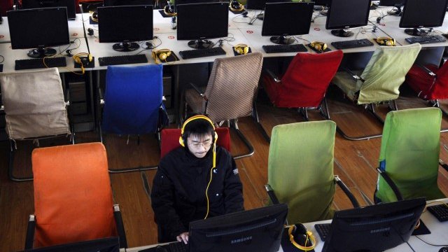 <p>
	Китайски интернет потребител в интернет клуб. <em>Снимка: Ройтерс</em></p>
