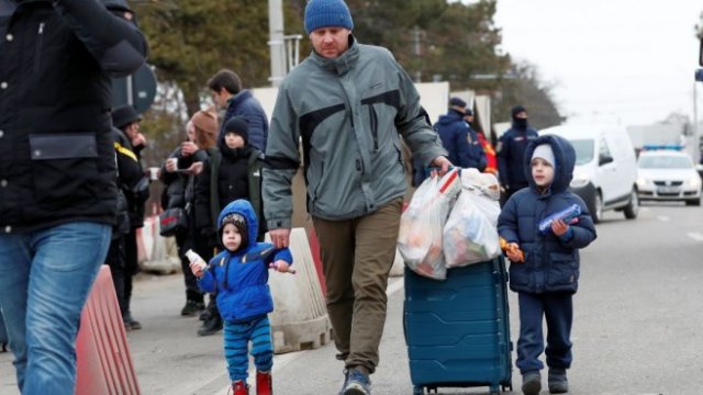 <p>
	Общо 93% от гражданите на ЕС одобряват предоставянето на хуманитарна подкрепа на засегнатите от войната. <em>Снимка: EPA/Robert Ghement</em></p>
