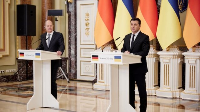 <p>
	<em>Олаф Шолц и Володимир Зеленски след срещата им на 14 февруари 2022 г. Снимка:&nbsp;</em><em>President.gov.ua</em></p>
