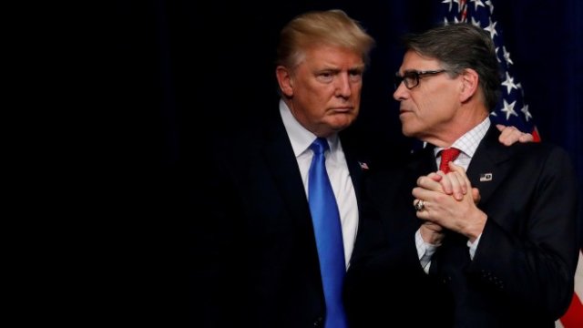 <p>
	Президентът на САЩ Доналд Тръмп разговаря с енергийния министър Рик Пери. <em>Снимка: Ройтерс</em></p>
